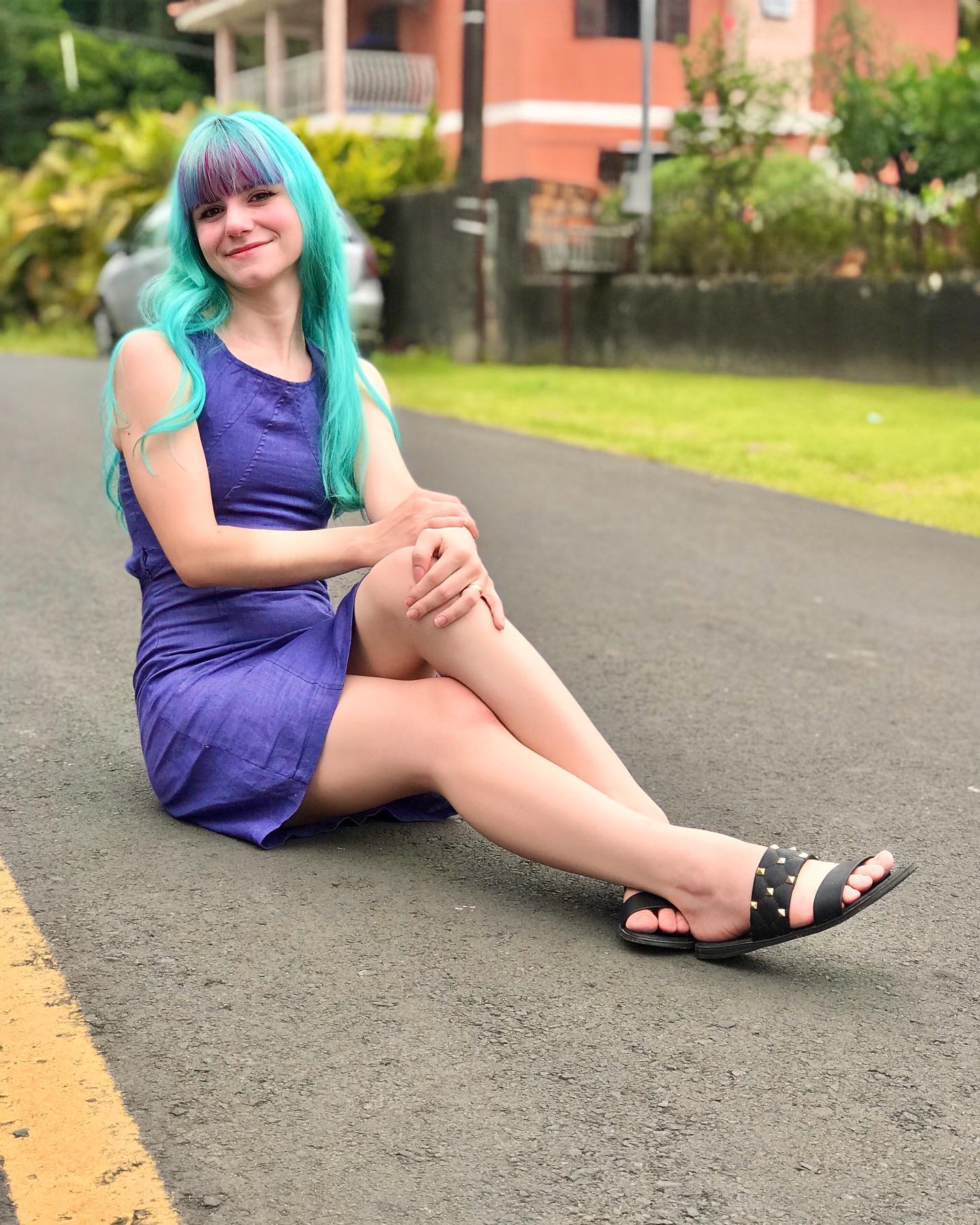 Belo look da cosplayer brasileira Bruna, com vestido azul
