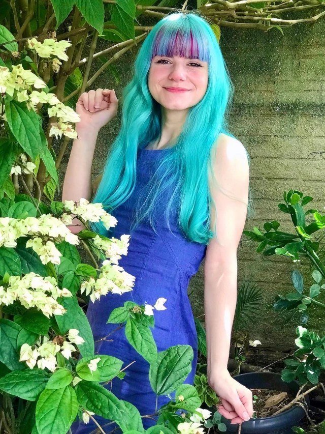 Belo look da cosplayer brasileira Bruna, com vestido azul