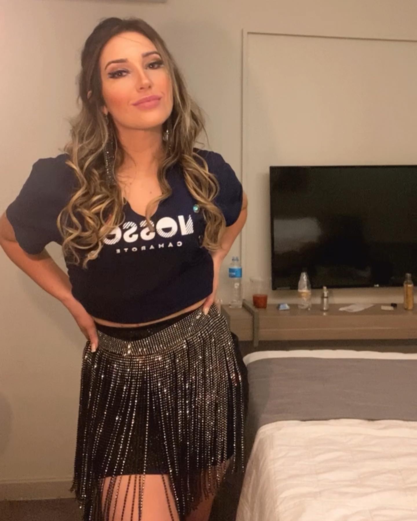 mulher usando look total black